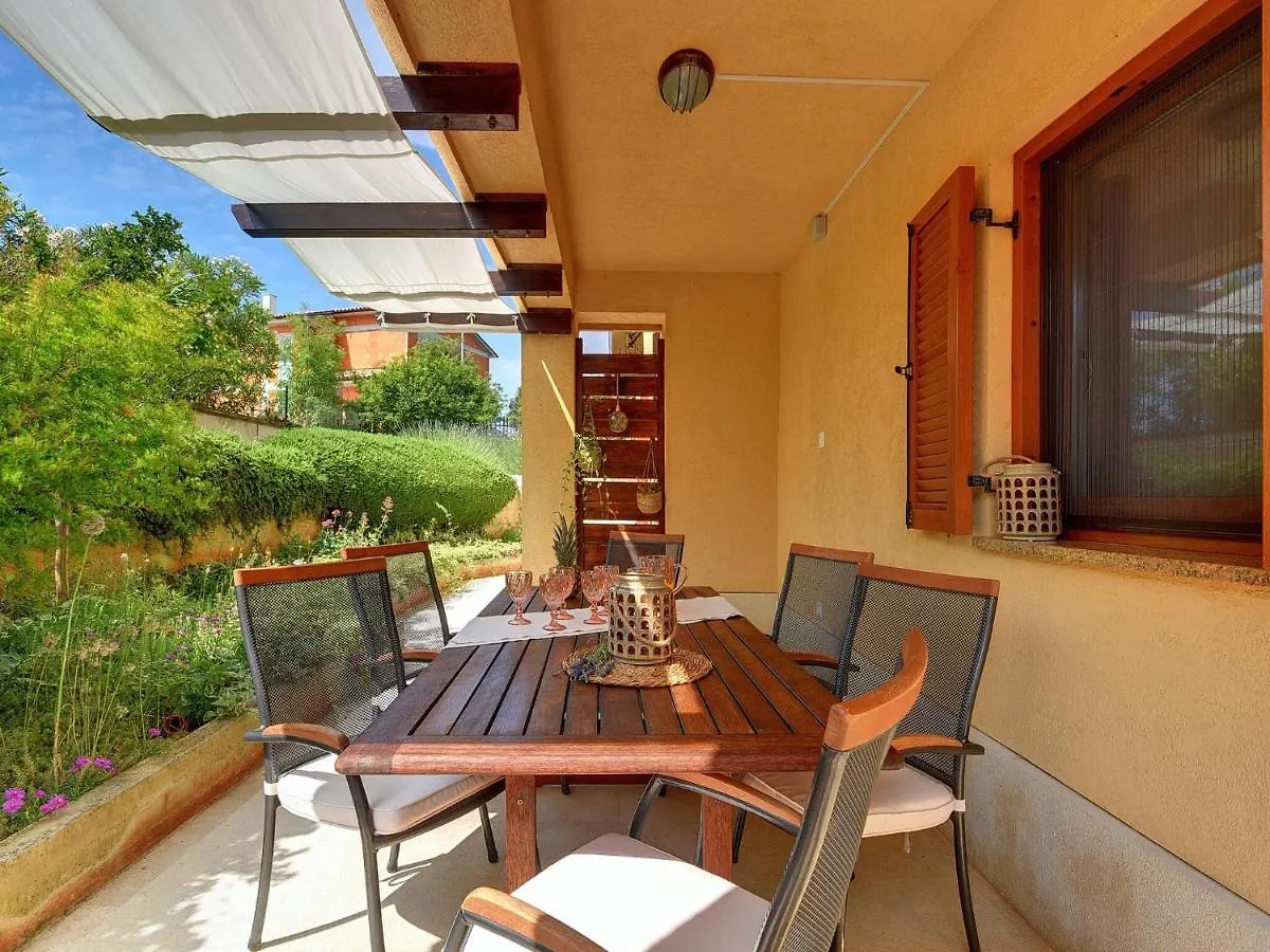 Apartment Spacious Home With Private Terrace And Garden Pula