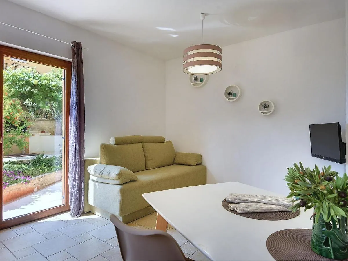 Apartment Spacious Home With Private Terrace And Garden Pula